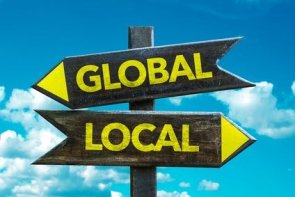 Wegschilder mit den Richtungen "Lokal" und "Global"