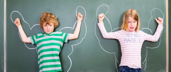 Zwei Schüler beim Kräftmessen Zwei Schüler beim Kräftmessen