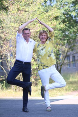 Sabine Baum und Dezernent Thomas Kuhlbusch
machen fürs Foto den ‚Baum‘, eine Yogaübung Sabine Baum und Dezernent Thomas Kuhlbusch machen fürs Foto den ‚Baum‘, eine Yogaübung