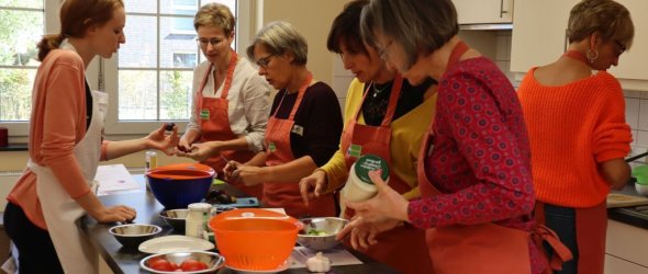 Gruppe von Teilnehmerinnen der Fortbildung "Ich kann kochen!" in der VHS GT