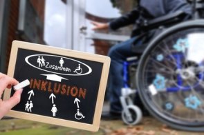 Schild  Inklusion mit Rollstuhlfahrer