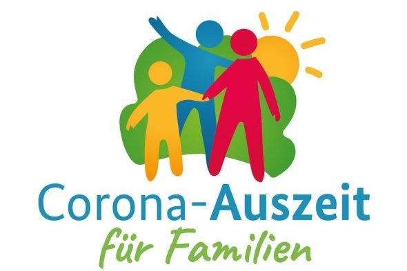 Eine junge Familie im Urlaub beim Wandern auf einen Berg