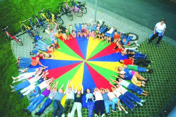 Buntes Tuch mit Kindern