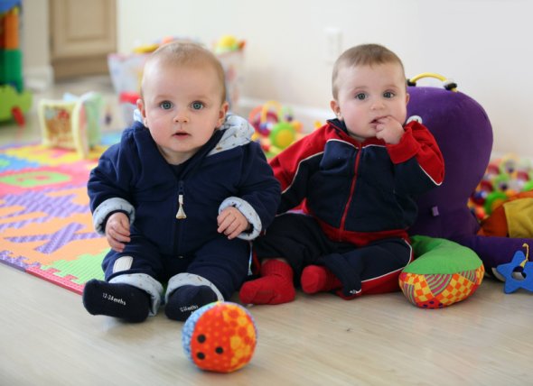 Zwei Kleinkinder mit Spielzeug