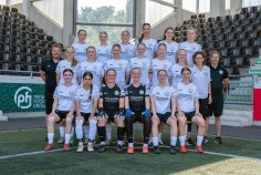 Frauen-Fußballmannschaft in einem Stadion.