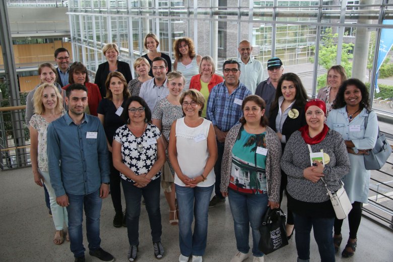 Gruppenfoto der aktuellen Sprachlotsen und Sprachlotsinnen im Foyer des Kreishauses