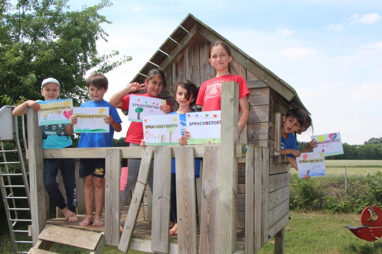 Stolz präsentieren die Sprachdetektivinnen und Sprachdetektive der Blücherschule ihre selbstgemalten Bilder: Foto: Kreis Gütersloh/Markus Richter