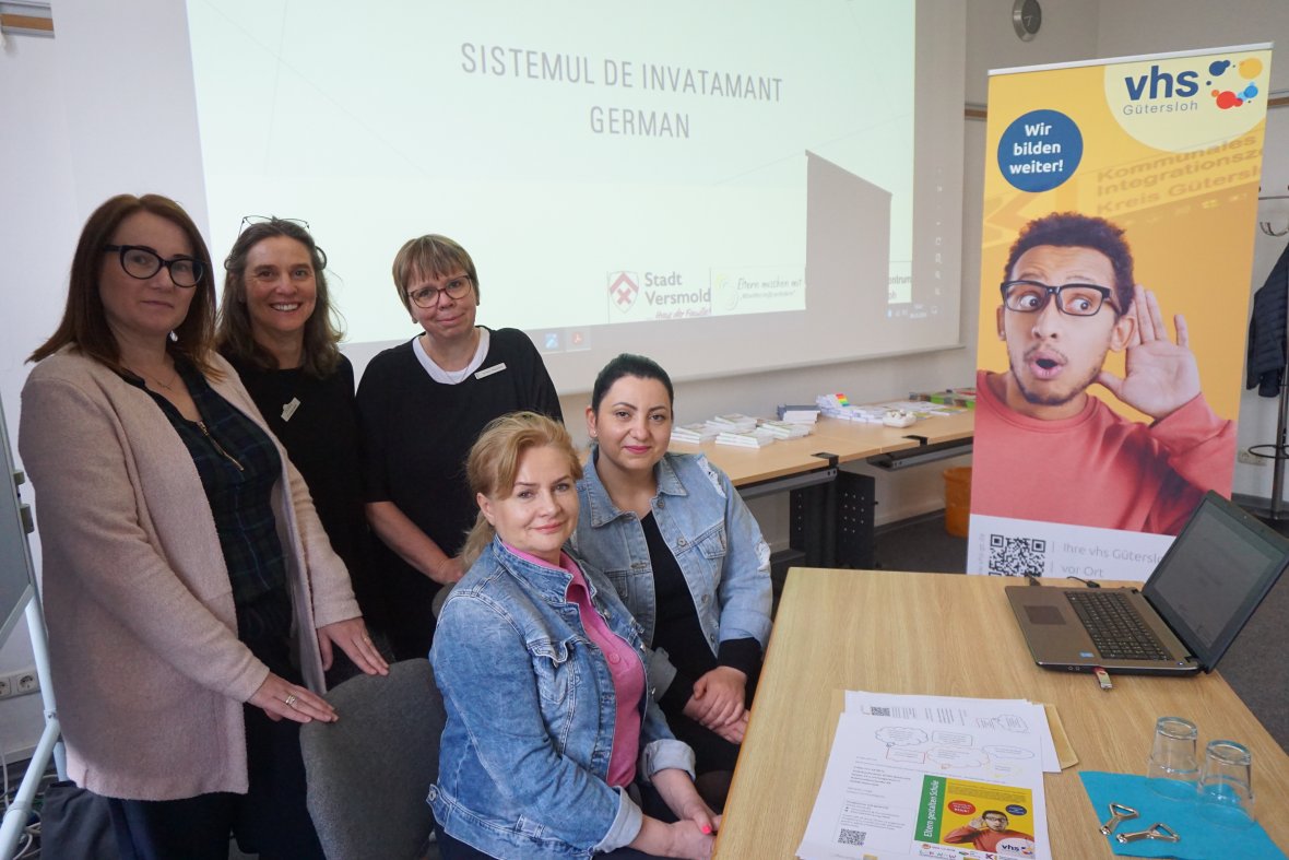 Vor der ersten Elternveranstaltung in der VHS Gütersloh im Mai: Die Eltern-Moderatorinnen Dagmara Suraj (stehend links), Hanna Helmsorig (sitzend links) Adriana Lungu (sitzend rechts), Vera Lengersdorf (stehend Mitte; (Kommunales Integrationszentrum) und Irmhild Plauschinn (stehend rechts; VHS Gütersloh). Foto: Stadt Gütersloh