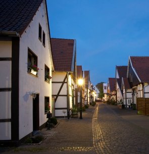 FachwerkRheda-Rheda-Wiedenbrück-2006-SvenHillert,Bielefeld.JPG | Altstadtgasse mit Fachwerkhäusern in Rheda; Foto: Sven