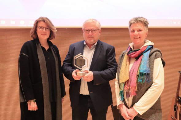 Verleihung des Sozial-Oscars mit Schirmherrin Karin Miele und Preisträger Roman-Bendix Lazarus