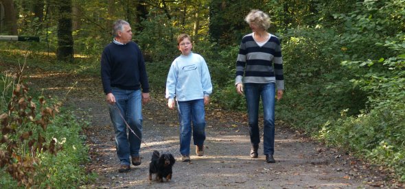 Foto: Familie mit Hund an der Leine