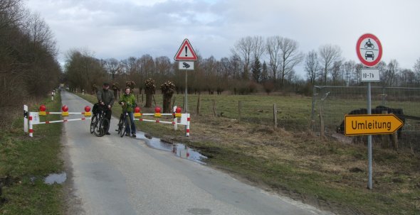 Schranke an der das Gebiet durchquerenden Straße