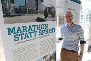 Kreisarchivar Othengrafen vor Ausstellungsbanner Kreisarchivar Othengrafen vor Ausstellungsbanner