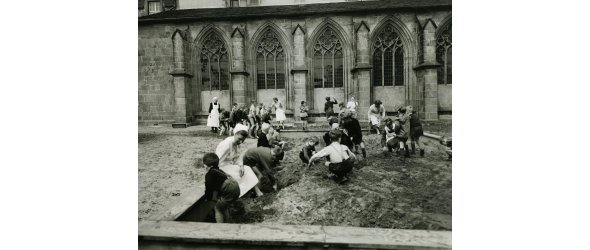 Spielende Kinder im Erholungsheim der Caritas in Marienfeld.