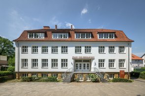 Haupteingang des Stadt- und Kreisarchivs mit Außentreppe.