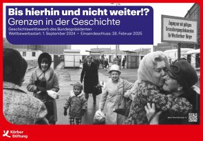 Palakt mit Titel und Rahmendaten des Geschichtswettbewerbs. Ein schwarz-weiß-Bild zeigt eine Gruppe Menschen, die sich an einem Grenzübergang in Berlin treffen.