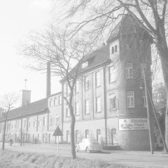 Schwarz-weiß-Foto der Brennerei