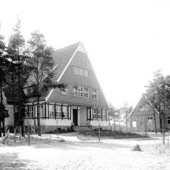 Landesheilanstalt 1965 Schwarz-weiß Foto mit zwei Gebäuden.