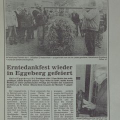 Zeitungsartikel mit dem Foto einer Erntekrone.
