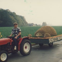 Traktor mit Anhänger und der Aufschrift "Schützt den Igel"