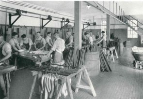 Wiltmann 1937 Schwarz-weiß Foto, das Arbeiter in einer Wurstküche zeigt.