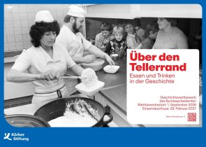 Geschichtswettbewerb 2026 Ausschreibungstext mit Schwarz-weiß-Foto: Essensausgabe in einer Schulkantine