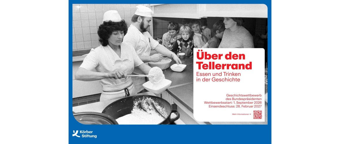 Geschichtswettbewerb 2026 Ausschreibungstext mit Schwarz-weiß-Foto: Essensausgabe in einer Schulkantine