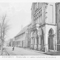 Schwarz-weiße Straßenansicht mit einem herrschaftlichen Gebäude.