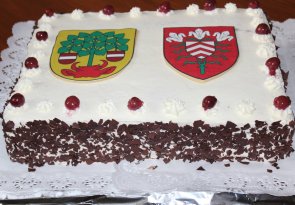 Sahnetorte mit den aufgemalten Wappen der beiden Städte