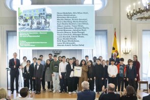 Geschichtswettbewerb Eine Gruppe Jugendlicher steht auf einer Bühne mit Bundespräsident Steinmeier.