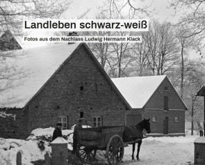 Titelbild der digitalen Ausstellung "Landleben-schwarz-weiß": Schwarz-weiß Bild eines verschneiten Bauernhofs.