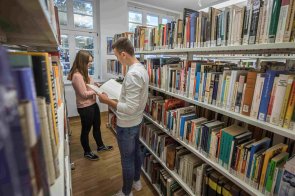 Junge Menschen in der Präsenzbibliothek des Kreisarchivs beim Lesen Junge Menschen in der Präsenzbibliothek des Kreisarchivs beim Lesen