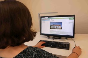 Nutzerin vor Bildschirm mit Online-Katalog des Kreisarchivs Nutzerin vor Bildschirm mit Online-Katalog des Kreisarchivs