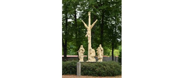 Das Bild zeigt die Kreuzigungsgruppe auf dem Kirchplatz in Herzebrock.