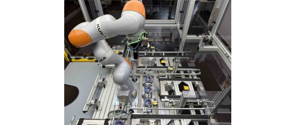 Das Bild zeigt einen Roboterarm der Firma KUKA.