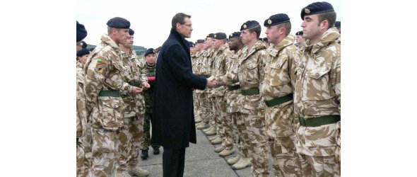 Landrat Sven-Georg Adenauer verleiht Orden an einige britische Soldaten. (Kreis Gütersloh / Jan Focken)