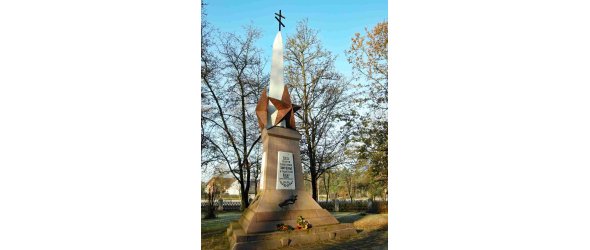Obelisk auf dem Ehrenfriedhof sowjetischer Kriegstoter in Stukenbrock-Senne.