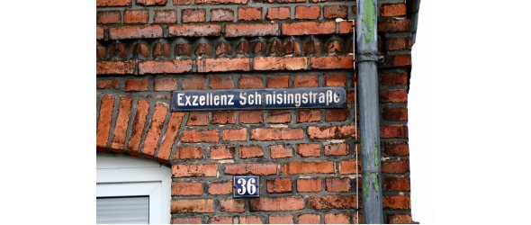 Straßenschild der „Exzellenz Schmising Straße“ 