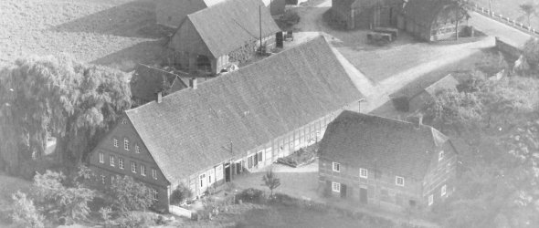 Hofanlage im Luftbild von 1959 mit Haupthaus und Speicher im Vordergrund sowie Scheunen im Hintergrund. 