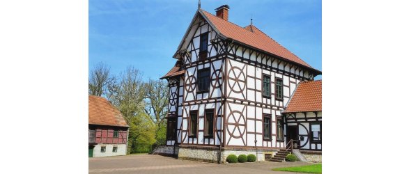 Das Bild zeigt die Südseite des Fachwerkwohnhauses Welschof, links das Nebenhaus, das 1832 erbaut worden ist.