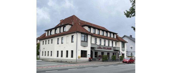 Das Bild zeigt das Restaurant (vorne im Hauptgebäude) und Hotel Hollmann an der Alleestraße in Halle.