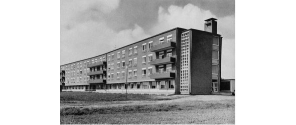 Bild des gerade fertiggestellten Neubaus des St.-Vinzenz-Hospitals im Jahr 1963.
