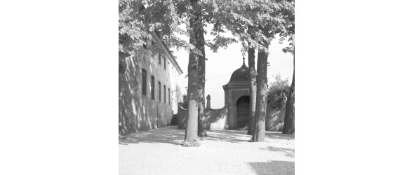 Das Bild zeigt die Jubiläumskapelle im Vorhof des Klosters Rietberg im Jahr 1953.