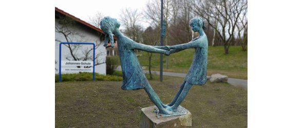 Delbrück, Schulhof der Grundschule St. Johannes: „Tanzende Mädchen“, Bronze, 1961. 