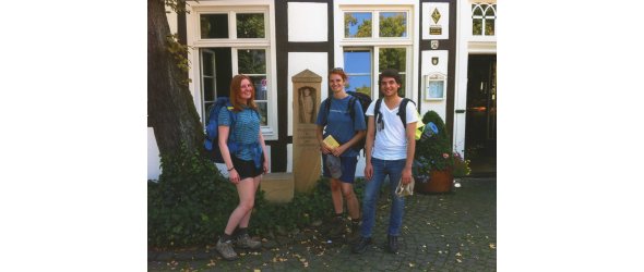Drei junge Jakobspilger auf dem Weg von Minden nach Köln.