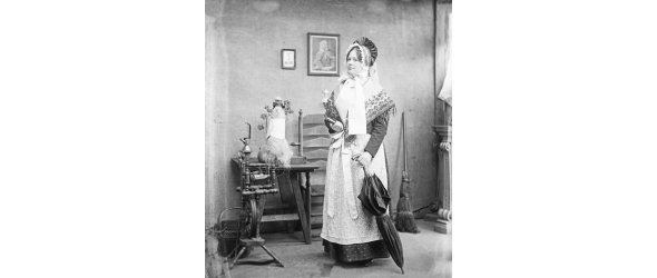 Das Foto zeigt die Kunstreiterin Bernhardine Gerbaulet, die sich für das Foto kostümiert hat und einen Regenschirm trägt.