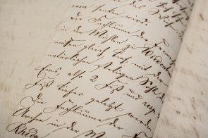 Handschriftliches Schriftstück in einer Akte des 19. Jahrhunderts