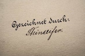 Vergrößerter Schriftzug "Gezeichnet durch" aus einer Karte