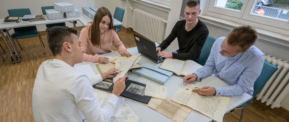 Gruppenarbeit von Schülerinnen und Schülern im Kreisarchiv Gütersloh.