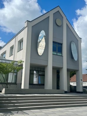 Standesamt und Stadtarchiv Verl Außenansicht des Standesamtes und Stadtarchivs Verl vor blauem Himmel